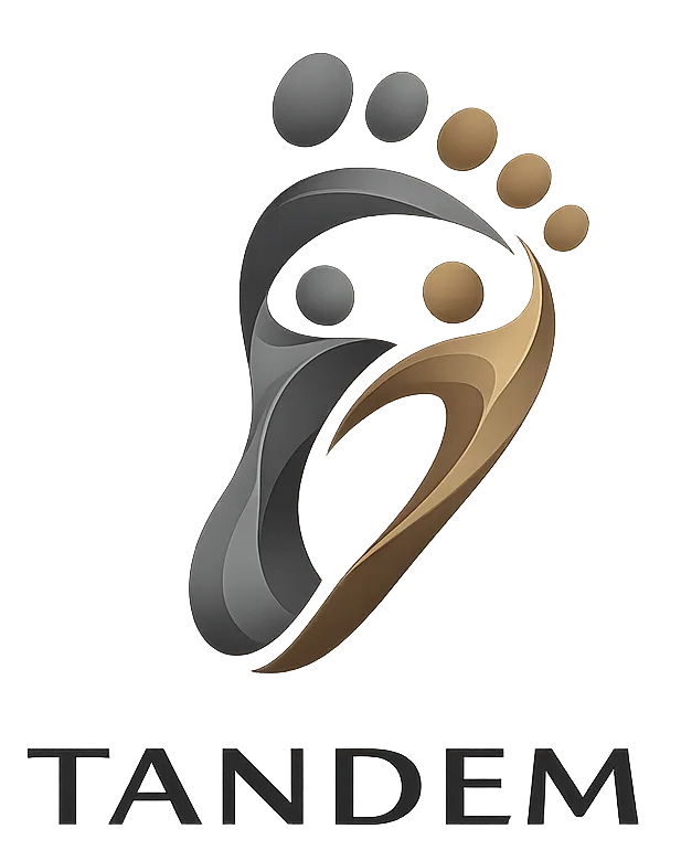 Logotipo de Tándem Podología con una huella formada por dos figuras humanas estilizadas en tonos gris y bronce
